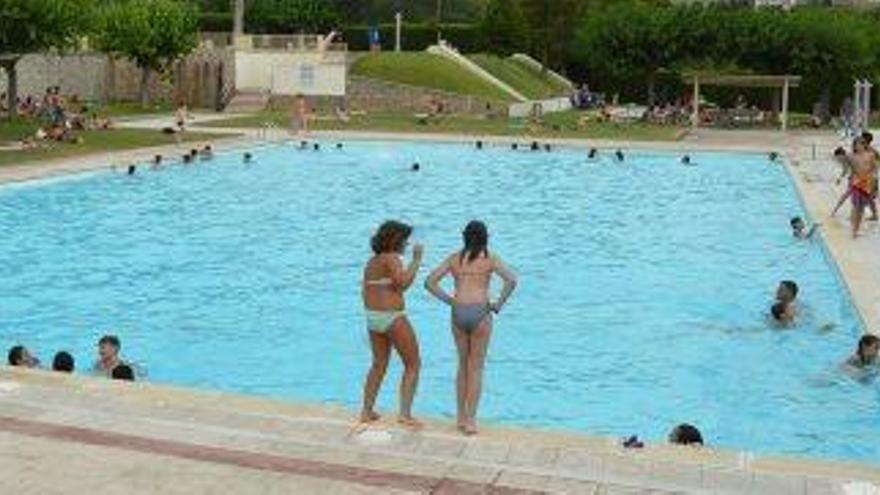 Banyistes a la piscina de Berga durant l&#039;onada de calor de l&#039;estiu passat