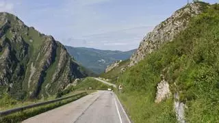 Dos personas atrapadas al salirse de la vía y caer por un desnivel en Belmonte de Miranda