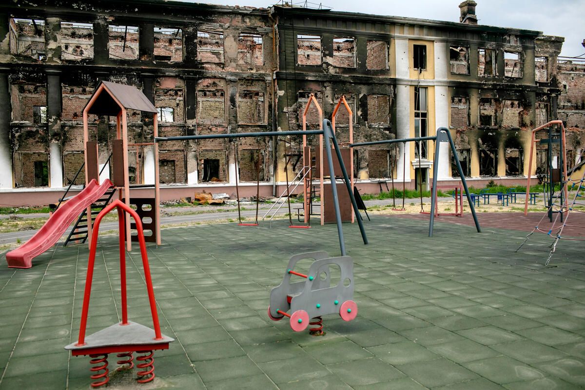 Patio de recreo de una escuela afectada por los bombardeos en Járkov, Ucrania [Foto: Amnon Gutman / Save the Children].