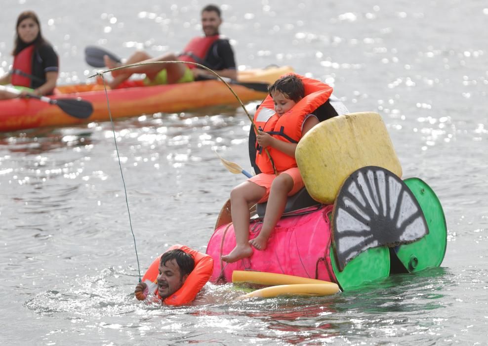 Un centenar de participantes a bordo de trece "artefactos flotantes" participan en la divertida prueba en A Ramallosa.