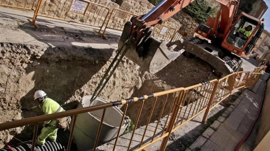 Imagen de las obras que se están desarrollando en el alcantarillado de la calle Tossal.