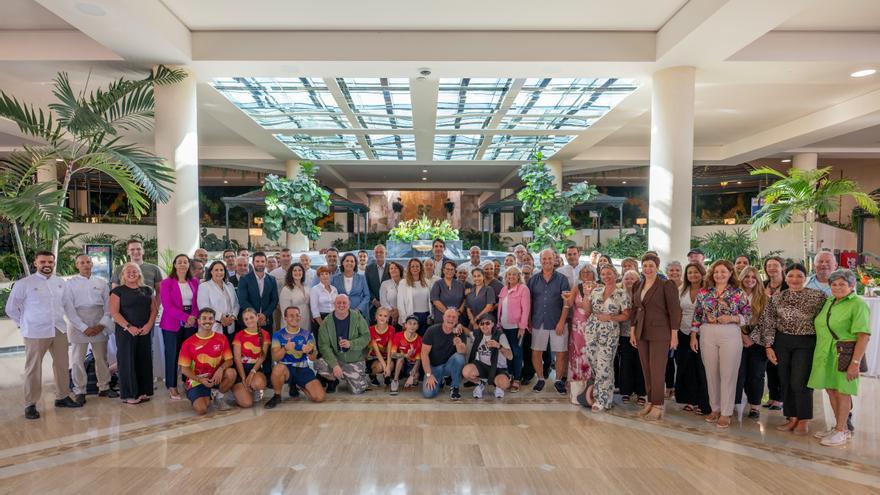 En las Islas Canarias, el renovado hotel GF Gran Costa Adeje abrió sus puertas tras una reconstrucción de 40 millones de euros.