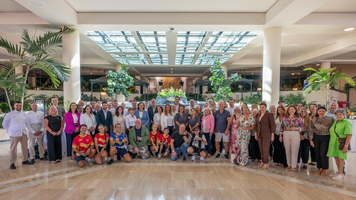 Foto de personal junto a los primeros clientes en el hall de GF Gran Costa Adeje