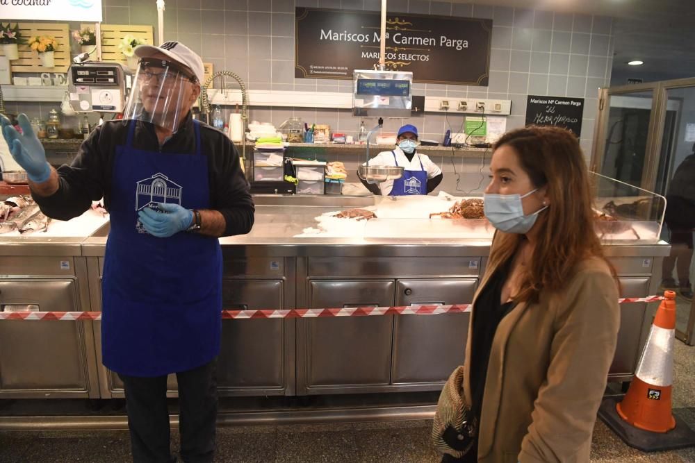 La alcaldesa Inés Rey visita los mercados municipales de Eusebio da Garda y San Agustín.