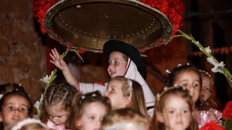 La Beata reina en un desfile triunfal