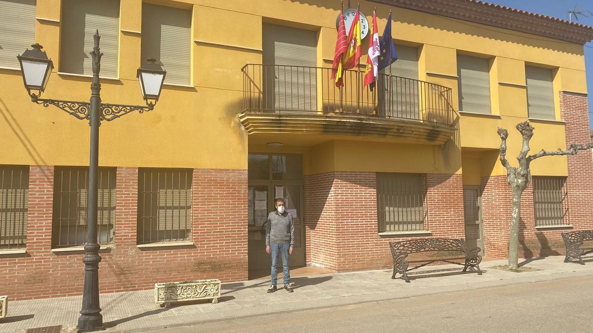 Manuel Pérez, edil del PSOE, a la puerta del Ayuntamiento de El Piñero