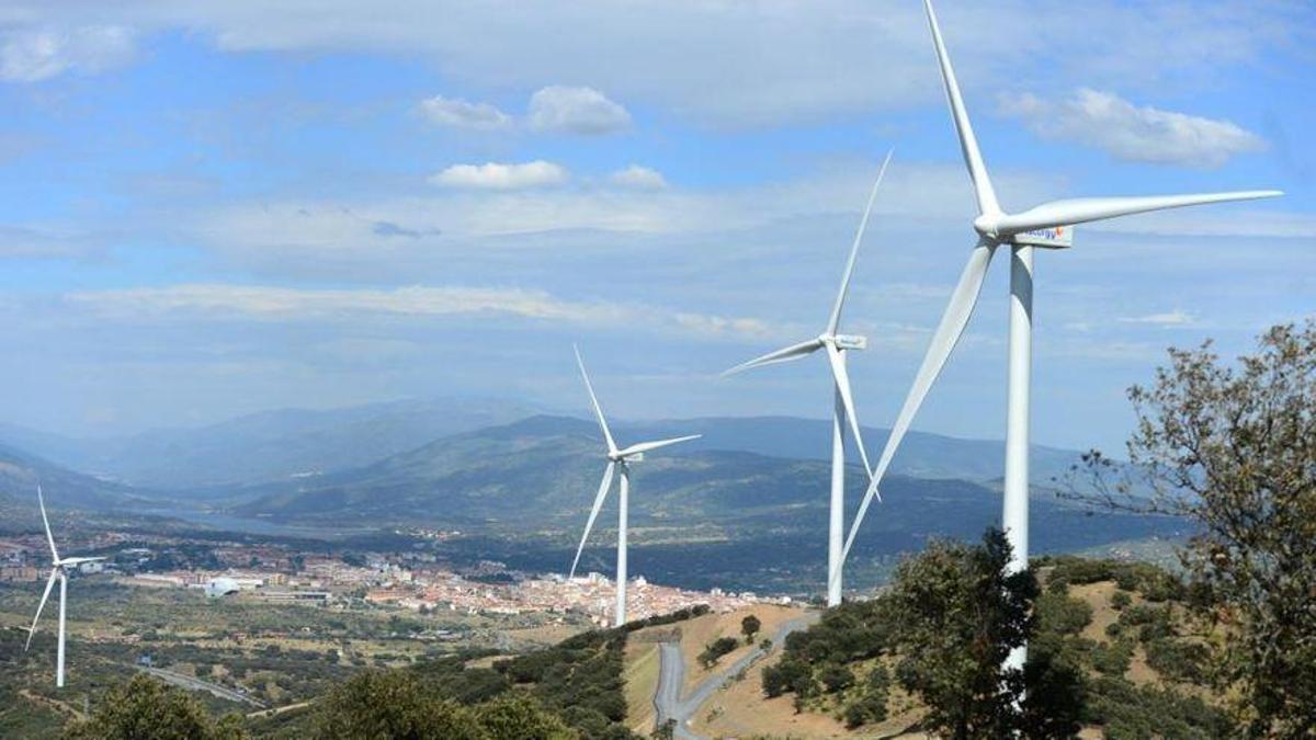 Aerogeneradores del primer parque eólico de Plasencia.