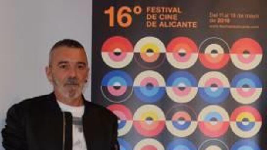 Antoni Pontí junto al cartel del Festival de Cine de Alicante.