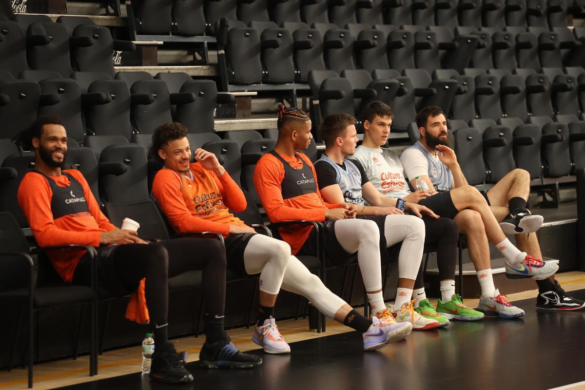 Los jugadores del Valencia Basket, antes de un entrenamiento reciente en La Fonteta