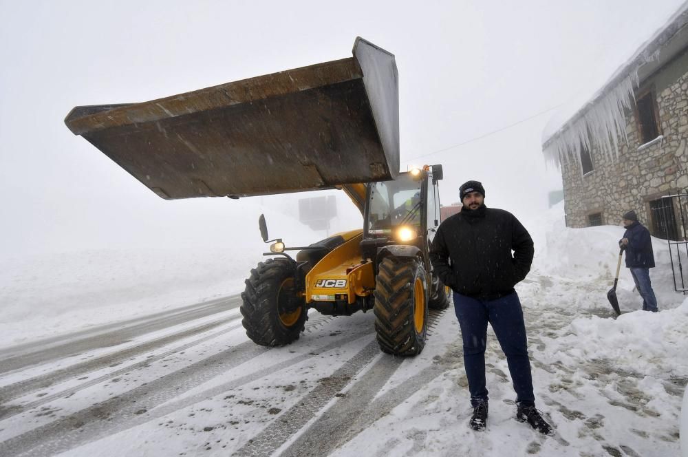 Temporal de nieve, este martes, en el puerto de Pajares