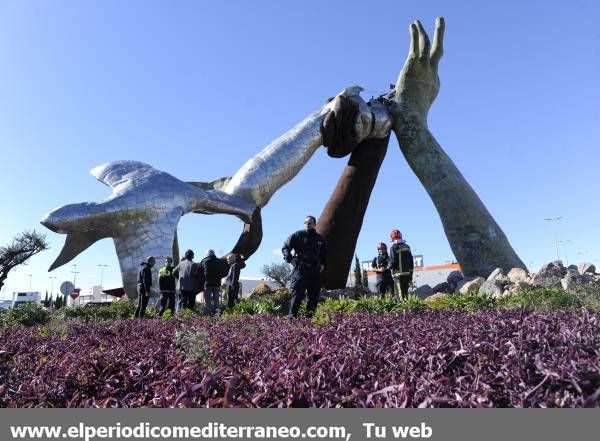 Galería de fotos: Cae la estatua de Ripolles