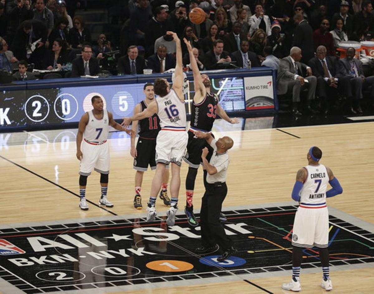 AGX03. Brooklyn (United States), 15/02/2015.- East Team’s Pau Gasol of Spain, of the Chicago Bulls (3-L), and West Team’s Marc Gasol of Spain, of the Memphis Grizzlies (4-L), jump ball at the start of the NBA All Star game at Madison Square Garden in New York, New York, USA, 15 February 2015. (Baloncesto, España, Estados Unidos) EFE/EPA/JASON SZENES CORBIS OUT