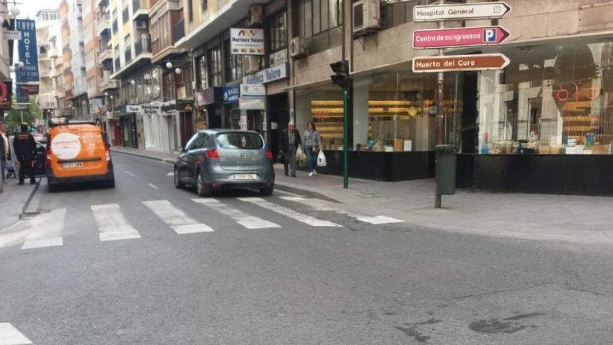 El mal estado del asfalto en la calle Juan Carlos I obliga a cortar la Corredora mañana