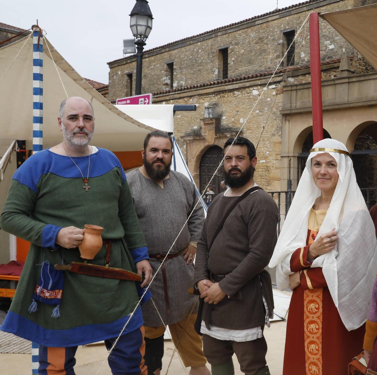 Por la izquierda, Aarón Otero, Ricardo Hoyos, Juan Antonio Cozar y Katia Tkatcheva, del equipo de recreación histórica.