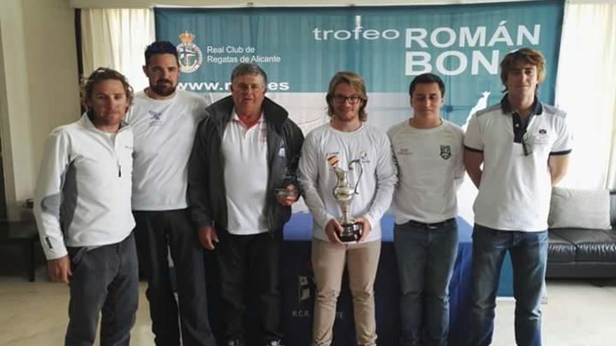 Tripulación del Fyord Maverta con el trofeo