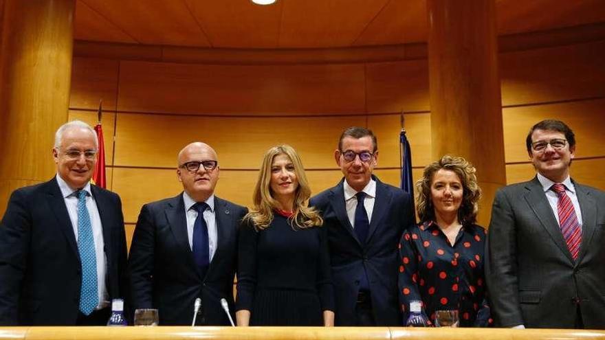 Manuel Baltar, en el Senado, con los demás integrantes de la mesa de debate sobre demografía. // FdV