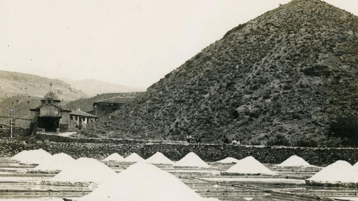 Una fotografía en blanco y negro de la antigua explotación de las salinas de Arcos, cuya historia es milenaria.