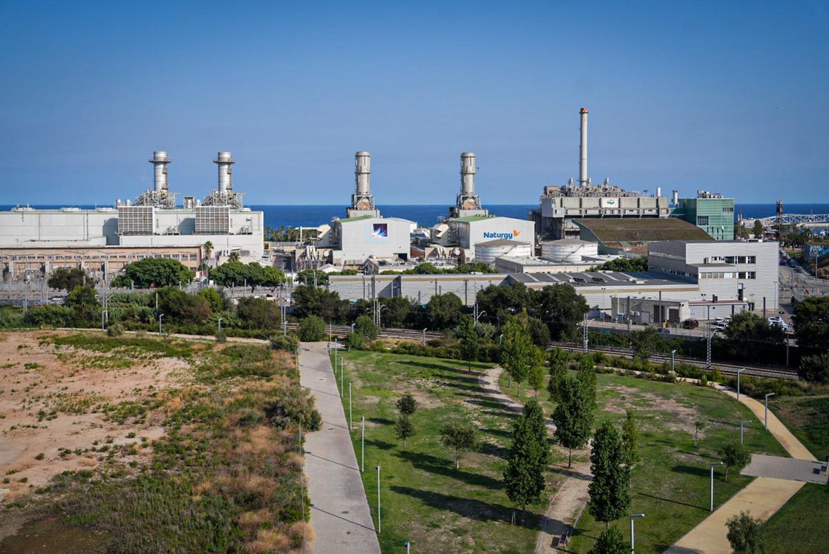 Las plantas de ciclo combinado de Endesa y Naturgy, a la izquierda y en centro, junto a la incineradora de Tersa, a la derecha, en Sant Adrià de Besòs. Las plantas de ciclo combinado de Endesa y Naturgy, a la izquierda y en centro, junto a la incineradora de Tersa, a la derecha, en Sant Adrià de Besòs.
