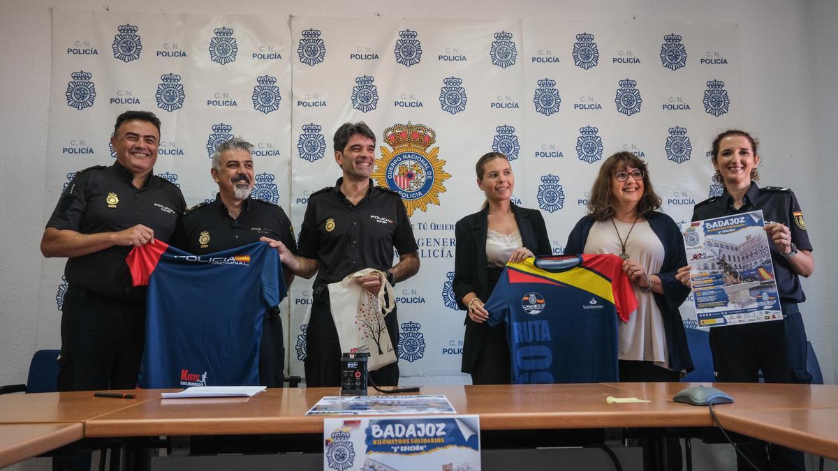 Presentación de la carrera solidaria Ruta 091, ayer en la Jefatura Superior de Policía en Badajoz.