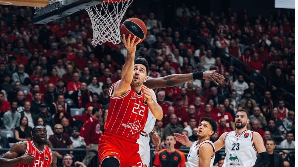 Vasilije Micic anota ante el Olimpia Milano