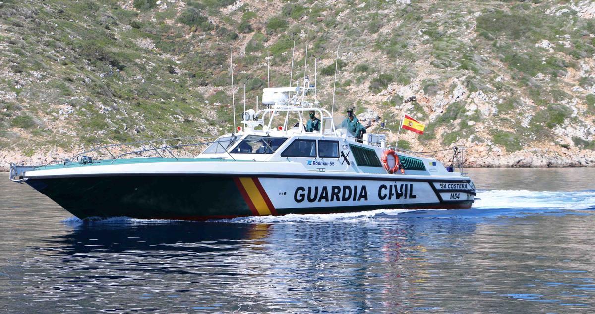 Lancha de la Guardia Civil en aguas de Ibiza