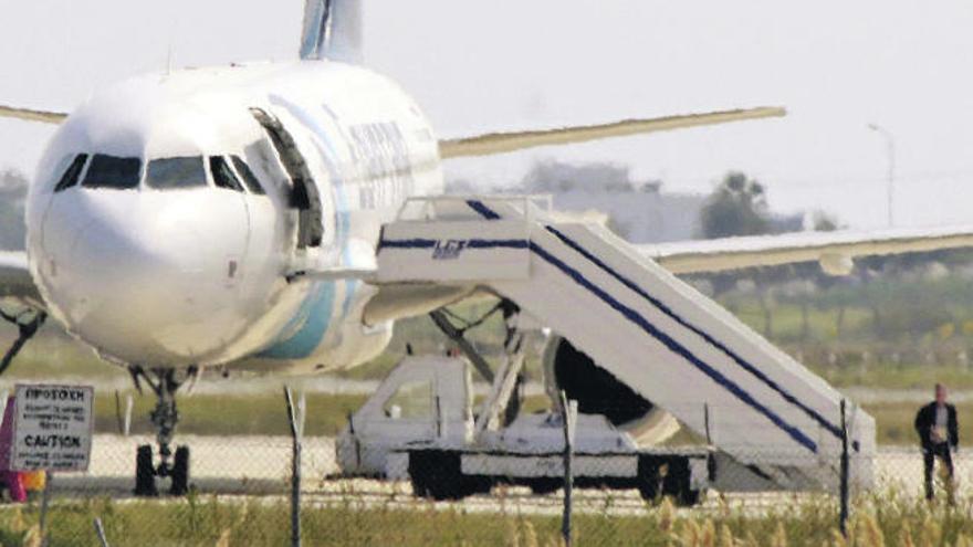Un perturbado secuestra un avión y lo desvía a Chipre para entregar una carta a su exmujer