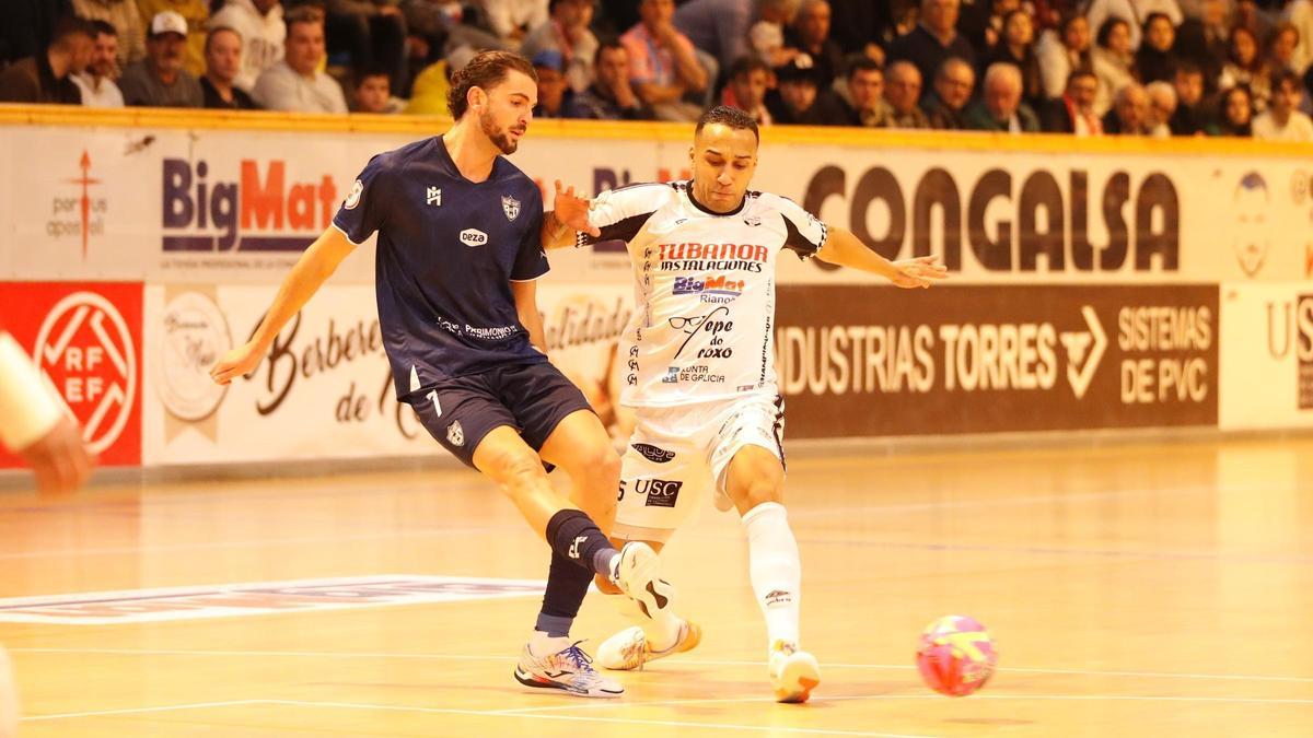 Zequi da un pase en el encuentro del Córdoba Futsal disputado en la cancha del Noia.