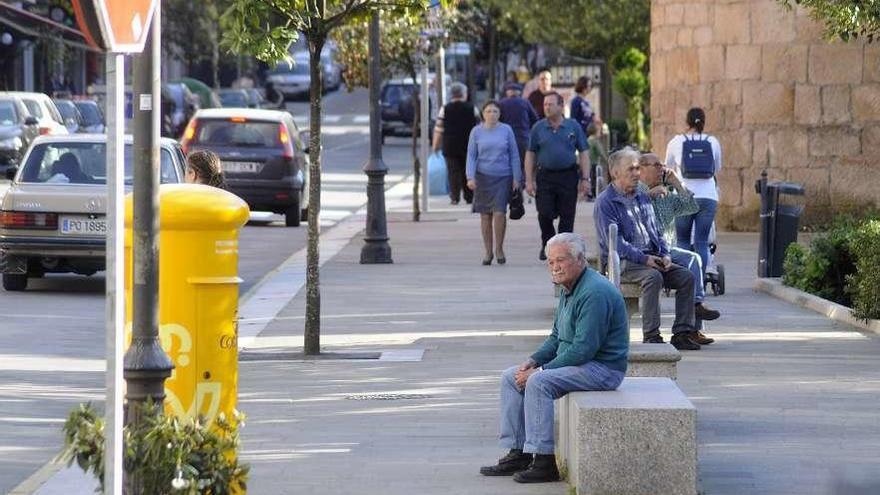 Vecinos en el entorno de la Praza da Igrexa, en el casco urbano de Lalín. // Bernabé/Javier Lalín