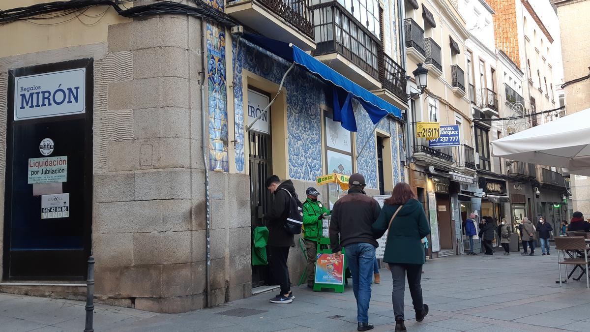 Mirón llegó a ser uno de los comercios centenarios de Cáceres. Su fachada es pura artesanía. Está inactivo desde 2019.