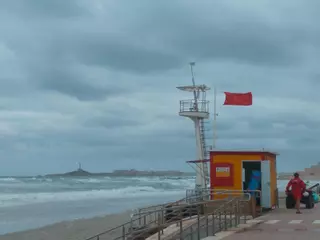 La bandera roja prohíbe el baño este miércoles en dos playas de la Región