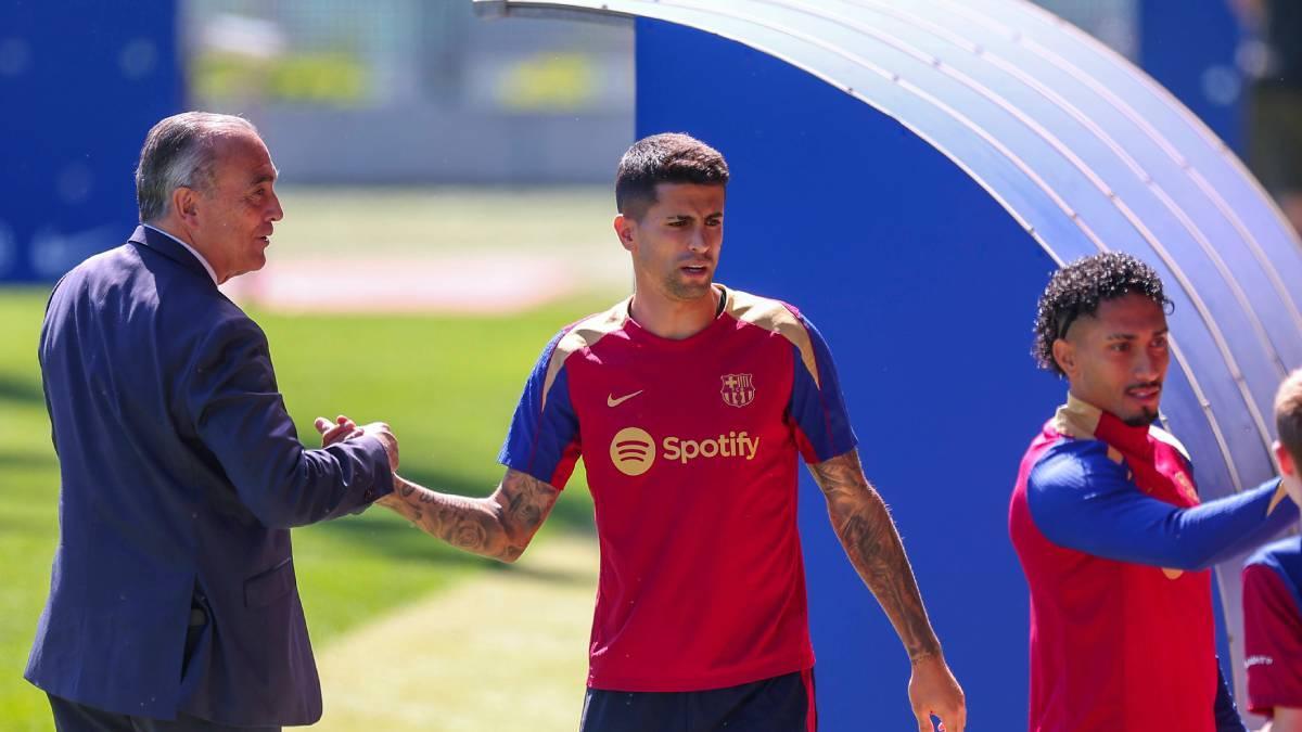 Cancelo saluda a Rafa Yuste durante su primera etapa en el Barça