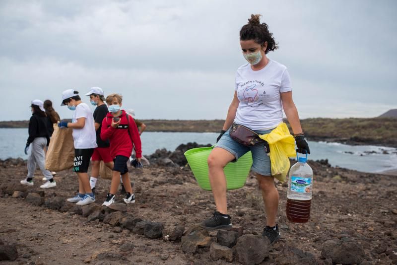 Limpieza de la playa de Las Galletas, en Tenerife