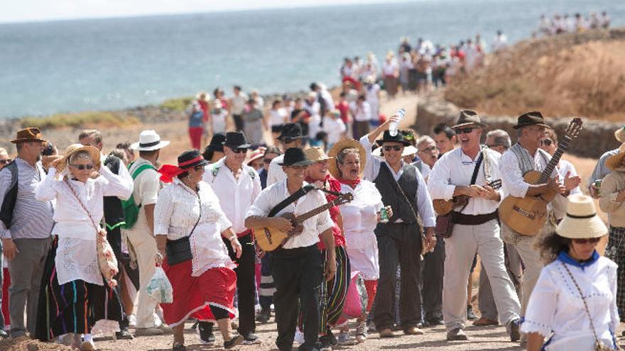 Imagen de los romeros camino del pueblo de Puerto Lajas, ayer.