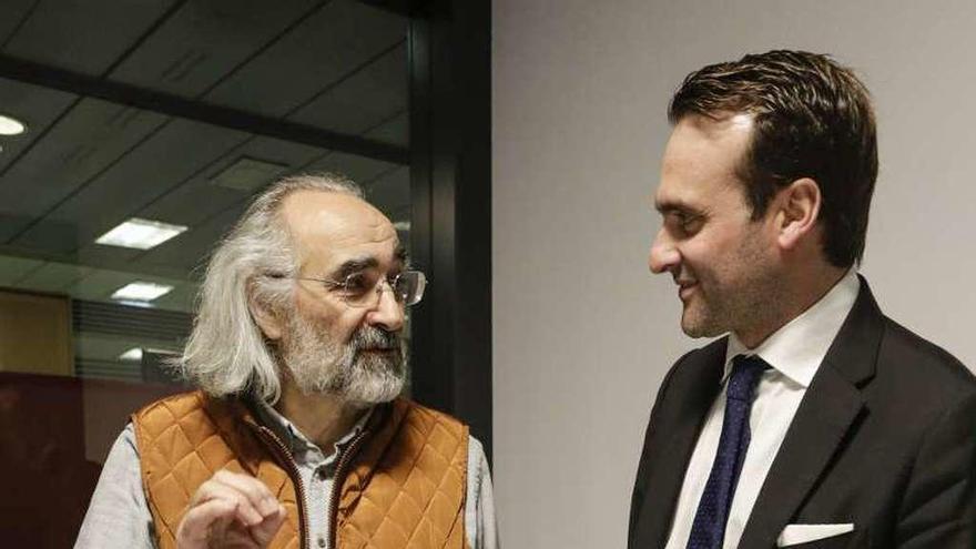 Agustín Costa, a la izquierda, e Iván Merás, ayer, en Oviedo.