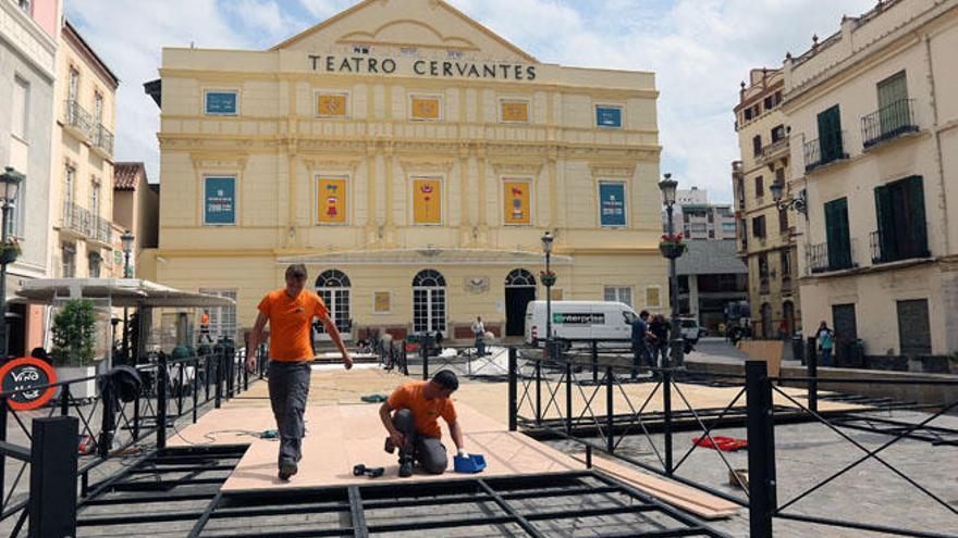 Operarios trabajando en el montaje del Festival de Málaga.