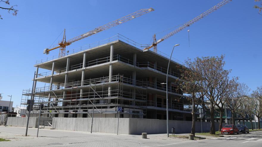 Edifici d'habitatges en construcció a l'avinguda de la Ciutat Jardí de Lleida