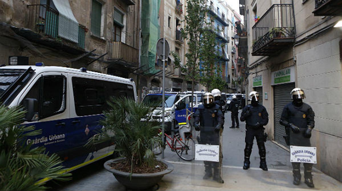 Els agents, davant de l’edifici ocupat diumenge passat.