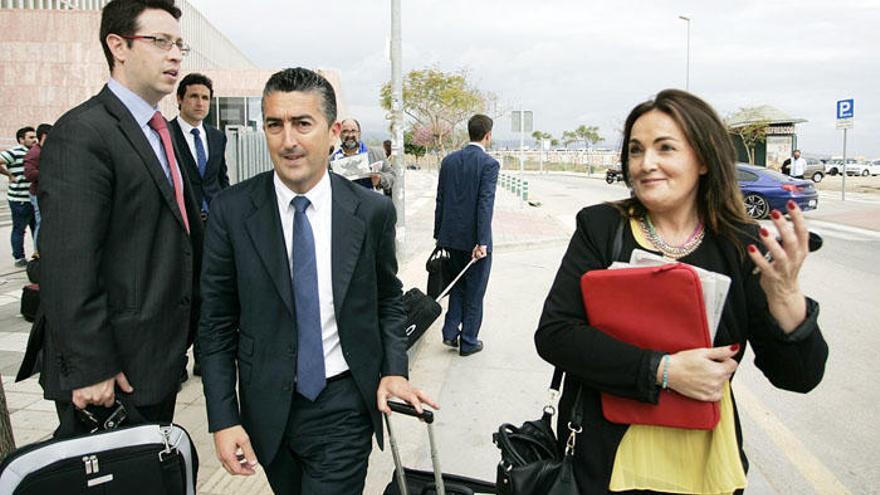 Pedro González Segura, junto con Belén Álvarez, a la salida de los Juzgados en el juicio contra Vicente Casado.