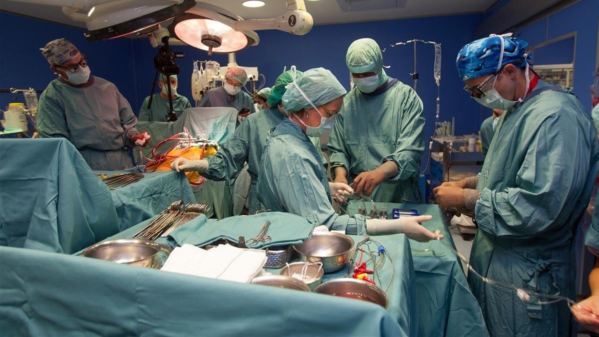 Una intervención para colocar un corazón artificial en el Hospital Universidad de Navarra