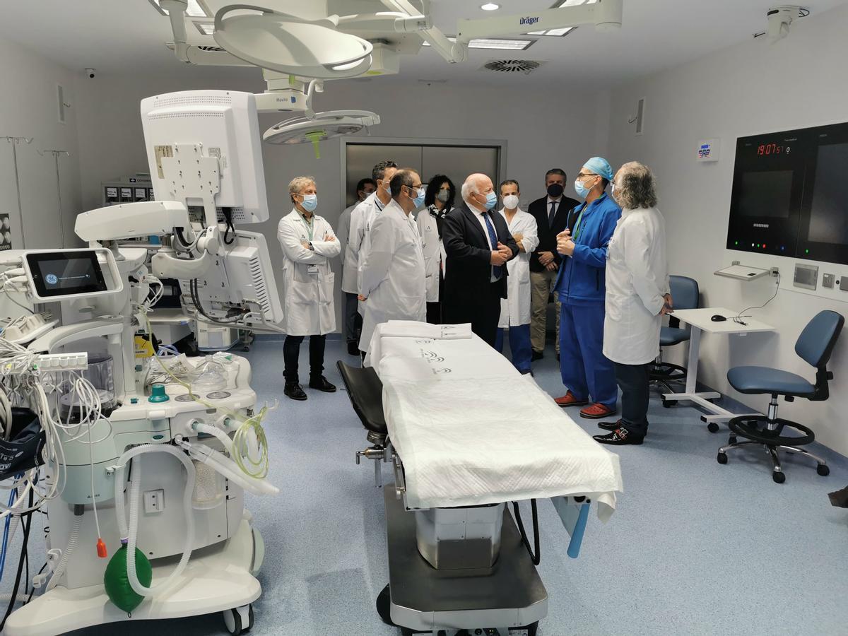 El consejero de Salud y Familias de la Junta de Andalucía, Jesús Aguirre, en una visita a el Hospital Universitario Torrecárdenas de Almería.