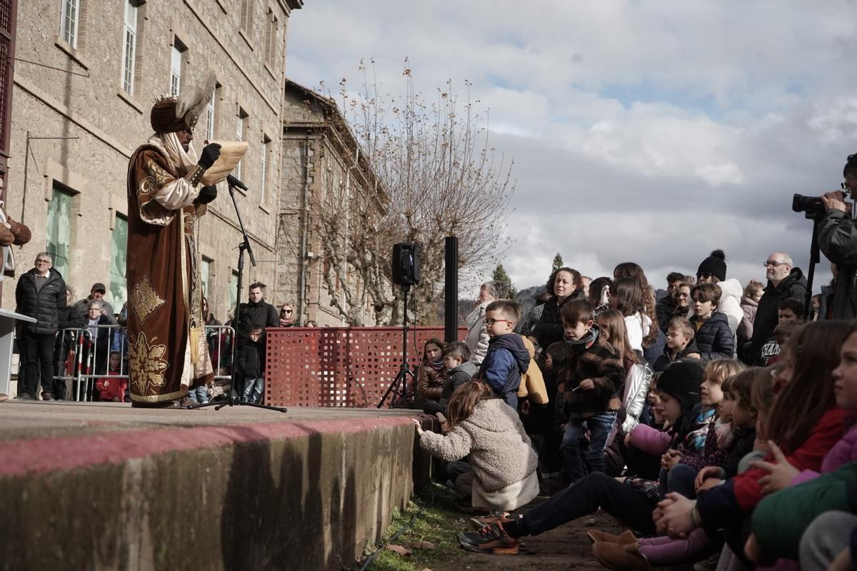 Un centenar d'infants acompanyen els reis a recollir el carbó a Sant Corneli: "És molt maco i proper”
