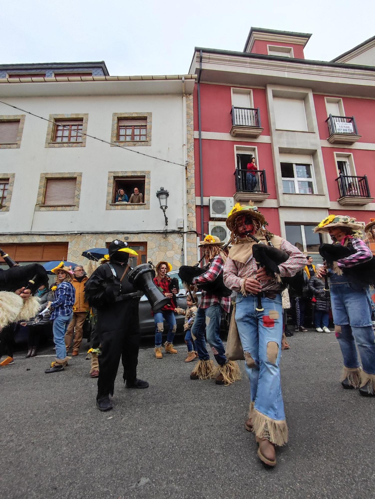 En imágenes: Las calles de Tapia se llenan para ver su vistoso desfile de Carnaval