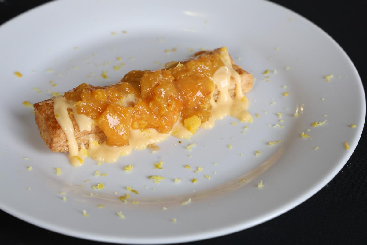 Milhoja de níspero, crema Inglesa y lima.
