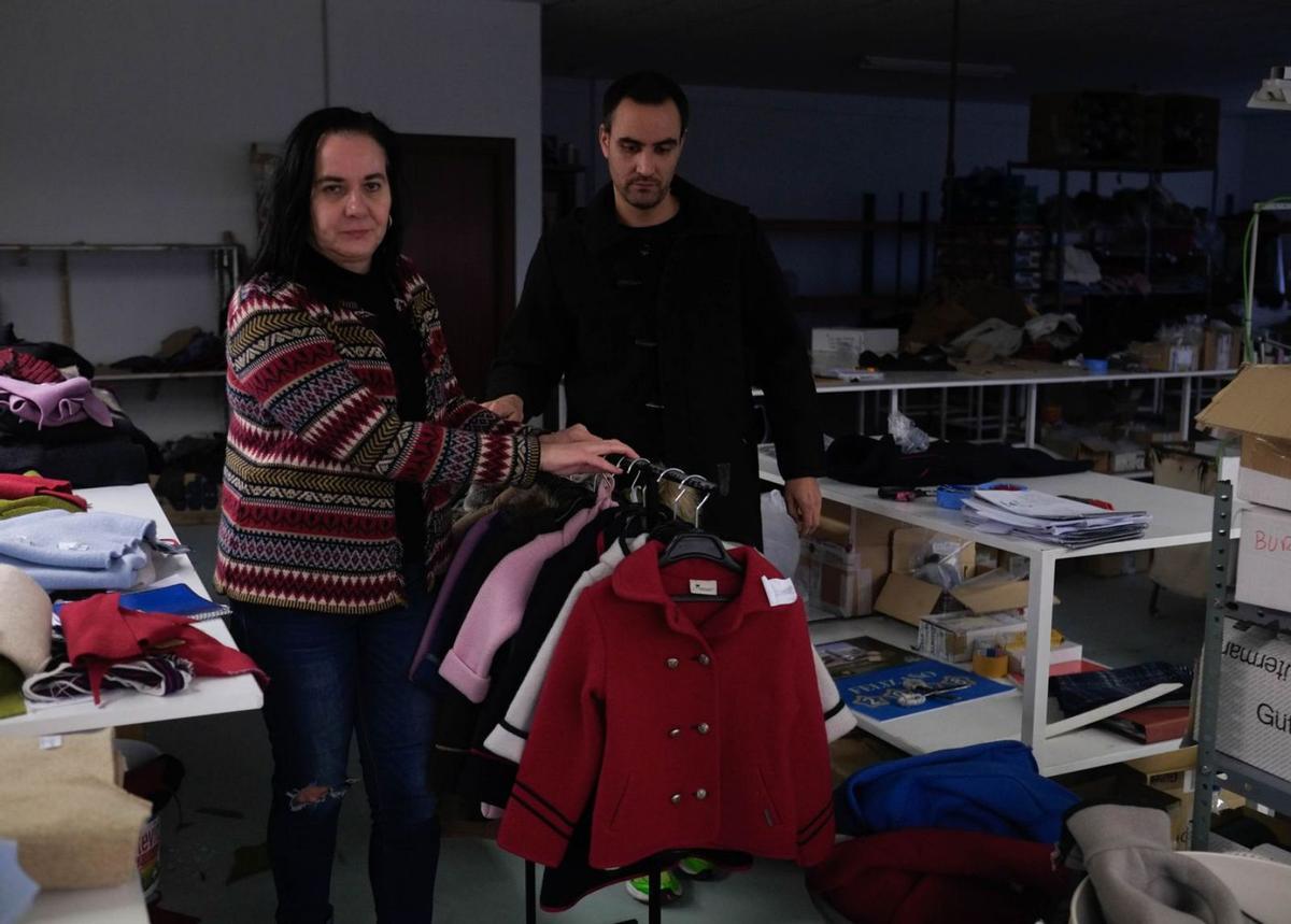 Los hermanos Raúl y Manoli Escudero, en el taller de costura situado en Coreses. | Emilio Fraile