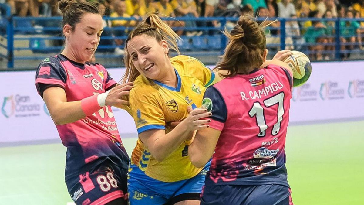 Mela Falcón –centro– durante la final de la EHF Challenge ante el Málaga. | | JOSE C. GUERRA