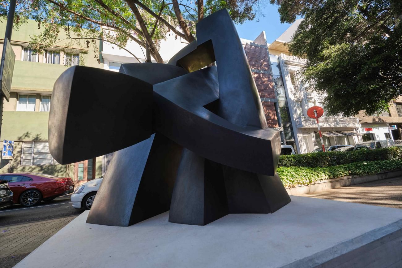 Presentación de la escultura monumental de la artista Parvine Curie, en Santa Cruz