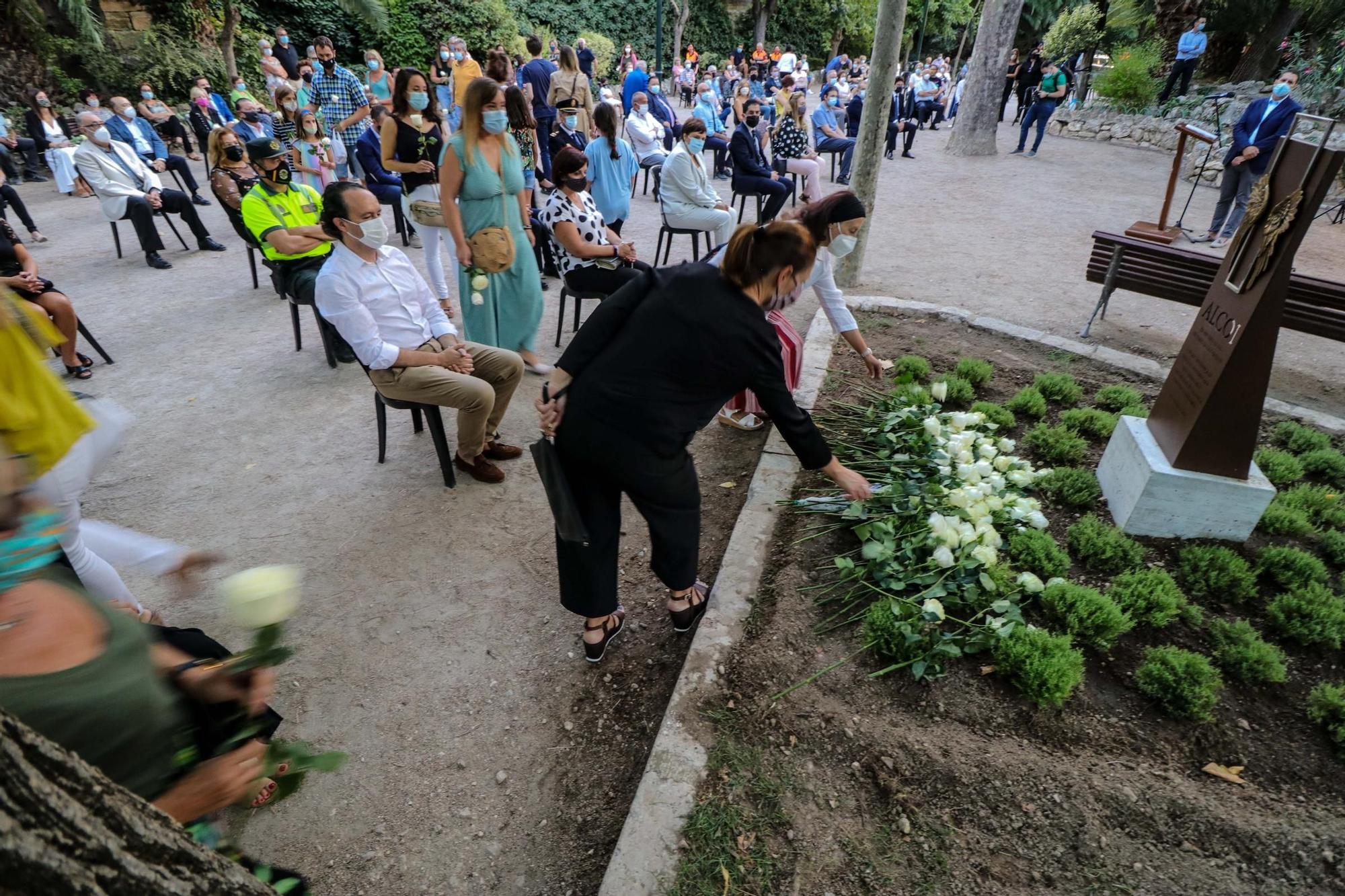 Alcoy homenajea a los 81 fallecidos a causa de la Covid 19