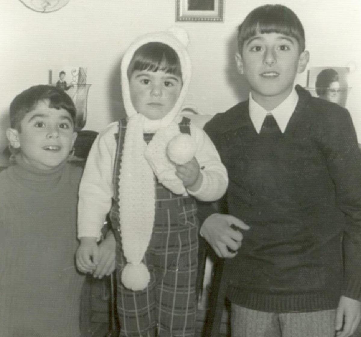 De izquierda a derecha los hermanos Jesús, José Luis y Juan Manuel, en Canillas de Aceituno en 1972.