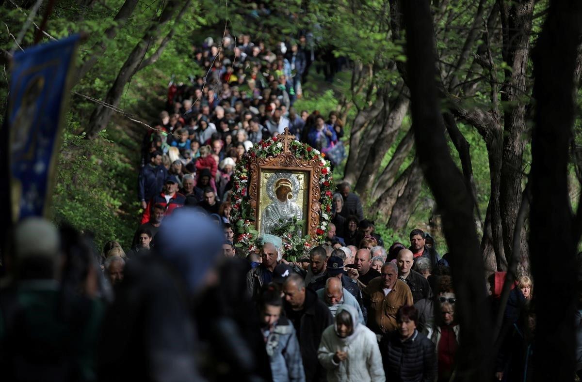 Cristianos ortodoxos llevan una imagen de la Virgen María durante un desfile que marca la Pascua, cerca del monasterio de Bachkovo, en Bulgaria.