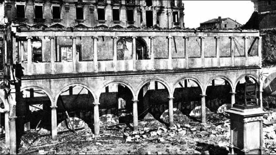 Imagen del edificio histórico de la Universidad de Oviedo, destruido tras los sucesos de octubre de 1934.